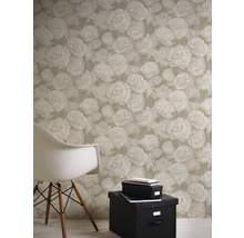 Raumansicht mit Blumentapete, Stuhl und Aufbewahrungsboxen