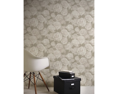 Raumansicht mit Blumentapete, Stuhl und Aufbewahrungsboxen