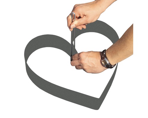 Hände befestigen eine Herzform mit Heringen