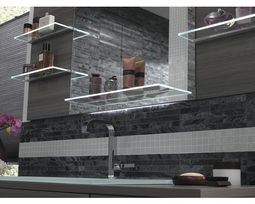 Badezimmer mit Waschtisch, Spiegel, Regalen und Armatur