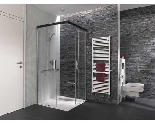 Barrierefreies Badezimmer mit Dusche, Handtuchwärmer und Toilette