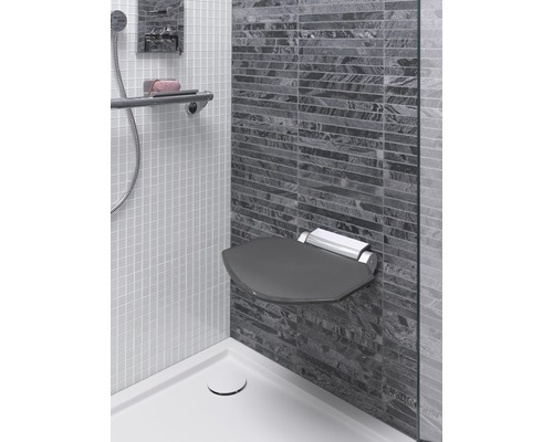 Duschsitz zur Wandmontage in einer Dusche mit Fliesen