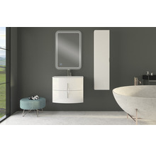Modernes Badezimmer mit Waschtisch, Spiegel, Hochschrank, Hocker und Badewanne.