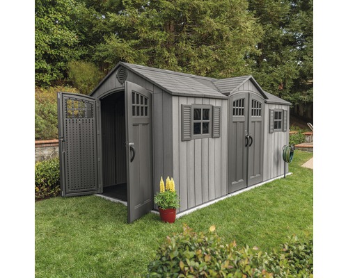 Gartenhaus mit Doppeltür und Fenstern im Garten