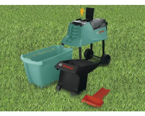 Gartenhäcksler mit Auffangbehälter und Zubehör auf Rasen