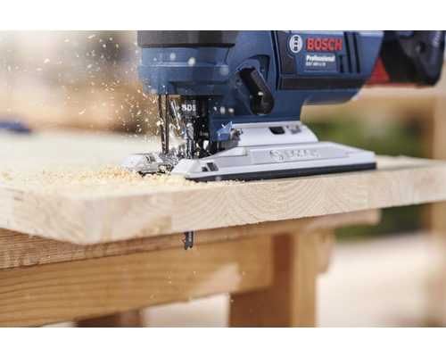 Bosch Stichsäge im Einsatz beim Schneiden von Holz mit Spänen