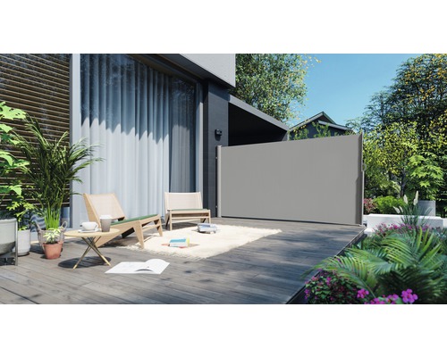 Terrasse mit Sichtschutz, Gartenmöbeln und Pflanzen für einen hellen und organisierten Außenbereich.