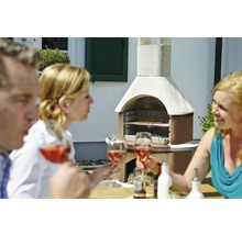 Grillparty mit gemauertem Gartengrill und feinen Getränken