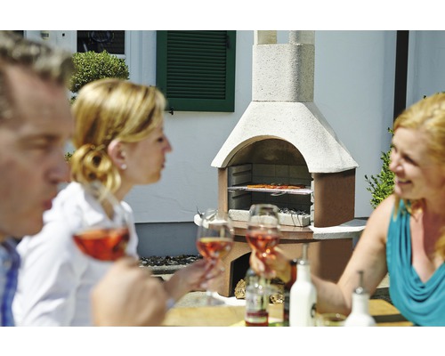 Grillparty mit gemauertem Gartengrill und feinen Getränken