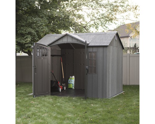 Geräteschuppen aus Kunststoff mit geöffneten Türen, Rasenmäher, Schaufel und Sack im Inneren
