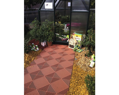 Gartenlandschaft mit Gewächshaus, Pflanzen und Bodenplatten