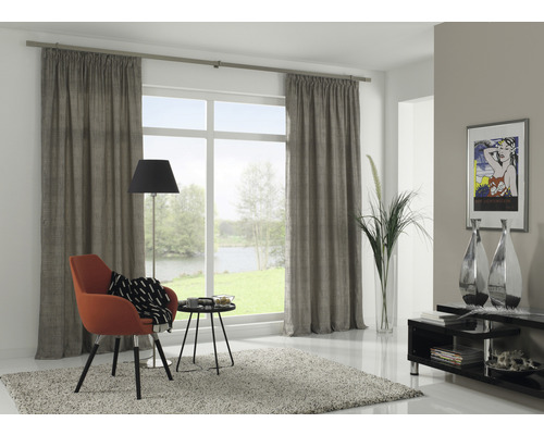 Wohnzimmer mit Vorhängen, Sessel, Stehlampe und Dekoration