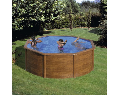 Achtkantiger Swimmingpool aus Holz mit Personen im Garten