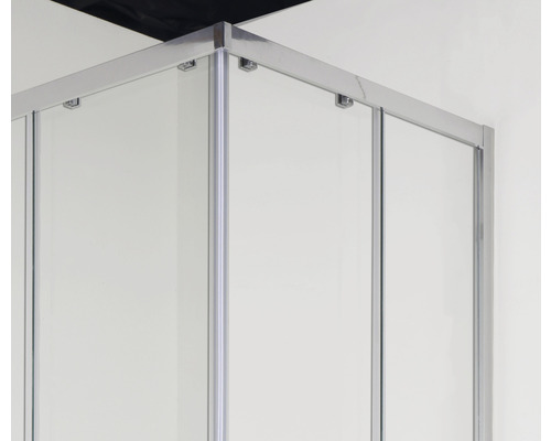Detailaufnahme einer Duschkabine mit Rahmen und klaren Glasscheiben.