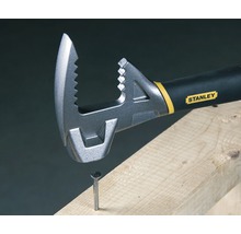 Stanley Logo neben einem Nagelheber der einen Nagel aus einem Holzbrett zieht