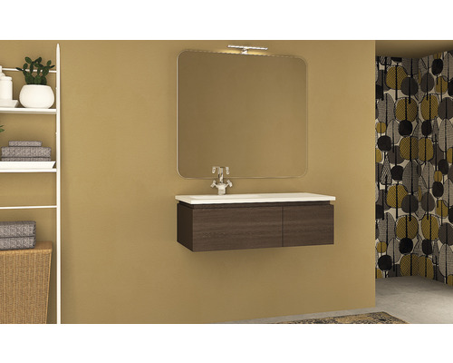 Badezimmer mit Waschtischunterschrank, Spiegel und Regal