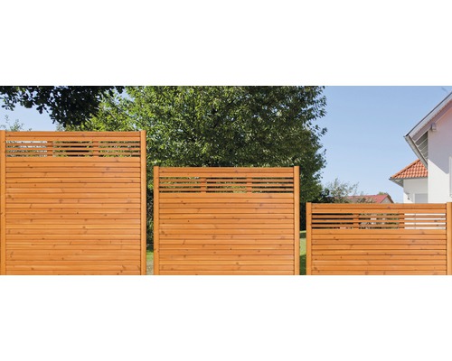 Holzzaun mit horizontalen Latten und Sichtschutz