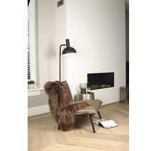 Modernes Wohnzimmer mit Sessel, Lampe und Kamin