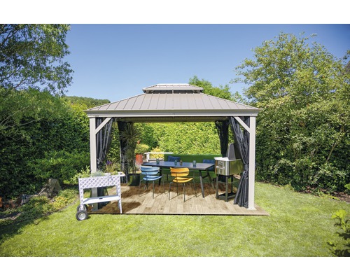 Gartenszene mit Pavillon, Esstisch, Stühlen, Grill und Servierwagen auf einer Rasenfläche.