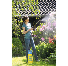 Frau benutzt Gloria Prima 5 Drucksprüher im Garten zur Pflanzenpflege