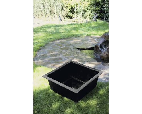 Schwarzes, rechteckiges Teichbecken auf Rasen