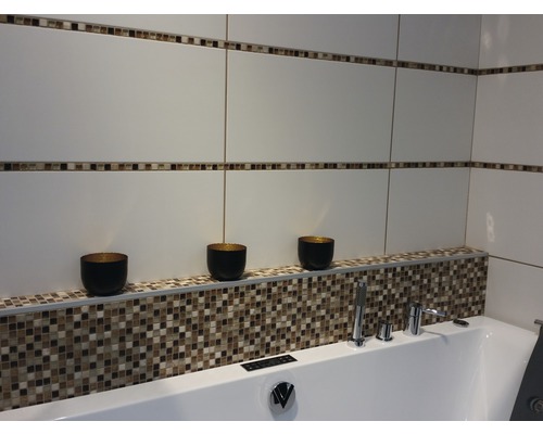 Modernes Badezimmer mit weißen Fliesen, Mosaikbordüre und Badewanne