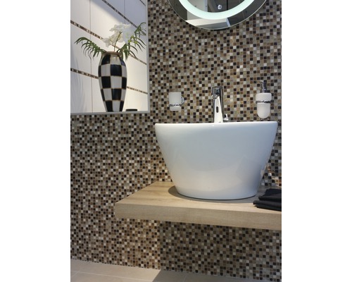 Badezimmer mit Mosaikfliesen, Waschtisch und Aufsatzwaschbecken