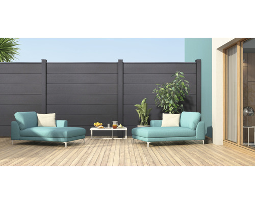 Terrasse mit grauem WPC-Zaun, zwei Liegen und Beistelltisch