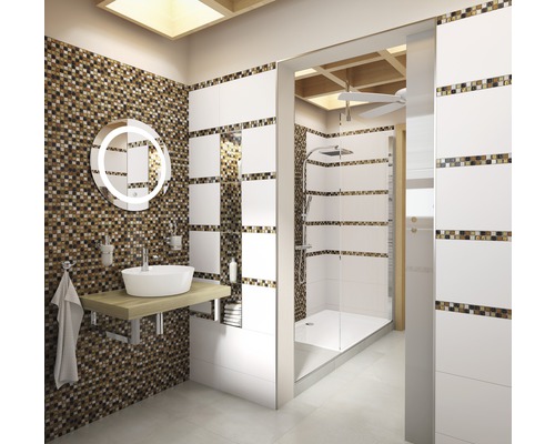 Helles Badezimmer mit Dusche, Waschtisch und Mosaikfliesen