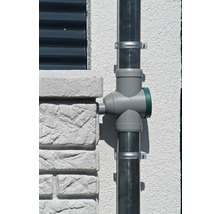 Regenwasserklappe mit Regenrohr an einer Hauswand