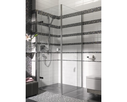 Badezimmer mit Duschkabine aus Glas, Toilette und Fliesen