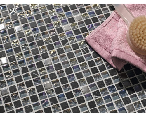 Mosaikfliesen aus Glas und Naturstein mit Handtuch und Bürste