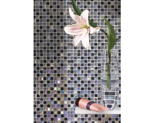 Mosaikfliesenwand mit Lilie in Vase und Kosmetikprodukt