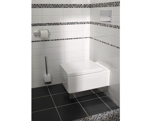 Modernes Badezimmer mit wandhängendem WC, Toilettenbürste und Papierhalter