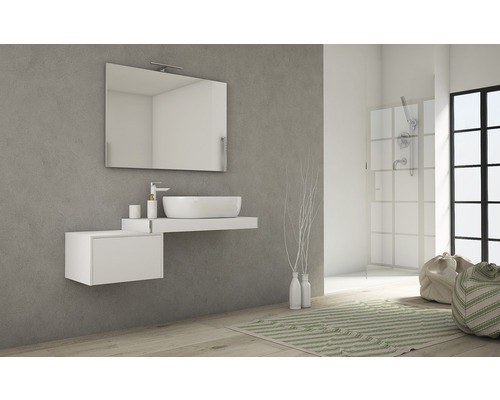 Modernes Badezimmer mit Waschbecken, Spiegel, Unterschrank und Dusche.