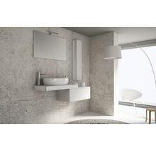Modernes Badezimmer mit Waschtisch, Spiegel und Beleuchtung