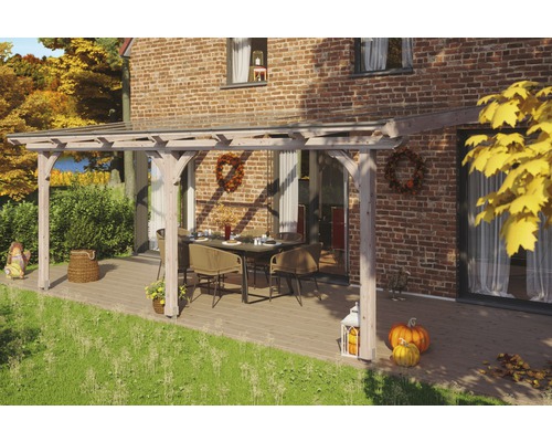 Terrassenüberdachung SKAN HOLZ Rimini 648x250 cm natur Terrasse mit Holzüberdachung, Esstisch und herbstlicher Dekoration vor Backsteinhaus