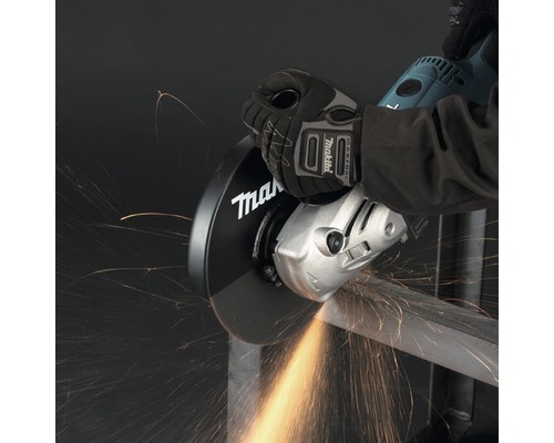 Makita Winkelschleifer beim Schneiden von Metall mit Funkenflug