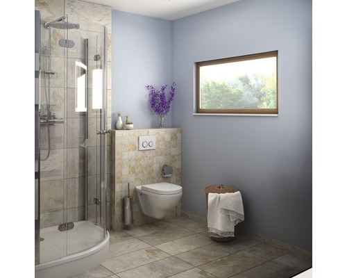 Badezimmer mit Dusche, Toilette und Fenster für eine helle Atmosphäre
