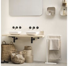 Badezimmer mit Doppelwaschbecken, Holztischplatte und Handtuchhalter.