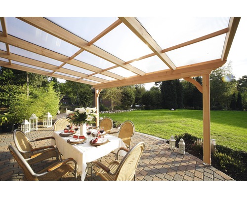 Terrasse mit Holzüberdachung, Tisch und Stühlen im Garten