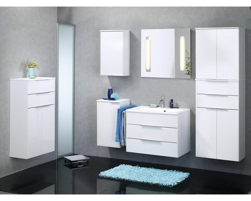 Badezimmer mit weißen Möbeln, Waschtisch, Spiegelschrank und Hochschrank