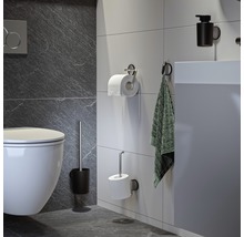 Modernes Badezimmer mit Toilette, Toilettenpapierhalter, Handtuch und Seifenspender