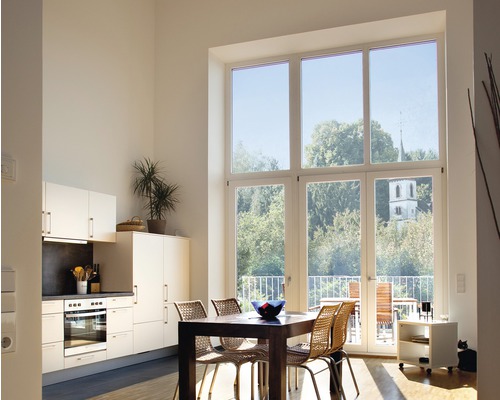 Heller Wohnraum mit großem Fenster, Esstisch und Küchenzeile