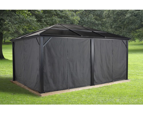 Gartenpavillon mit blickdichten Seitenteilen auf einer Rasenfläche