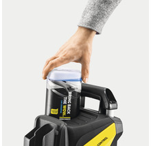Kärcher Autoshampoo wird in einen Hochdruckreiniger eingesetzt.