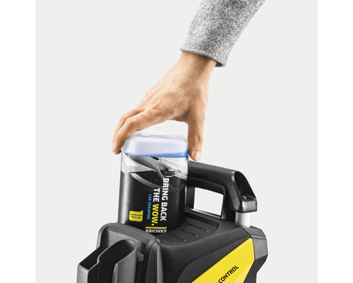 Kärcher Autoshampoo wird in einen Hochdruckreiniger eingesetzt.