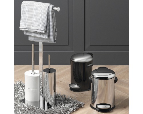 Badezimmer Set mit Handtuchhalter, Toilettenpapierhalter, WC-Bürste und zwei Treteimern.