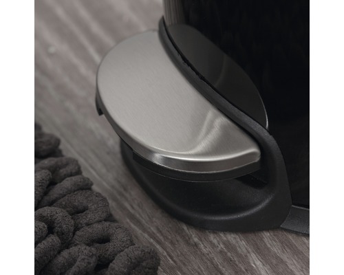Detailaufnahme eines Treteimers mit Fußpedal