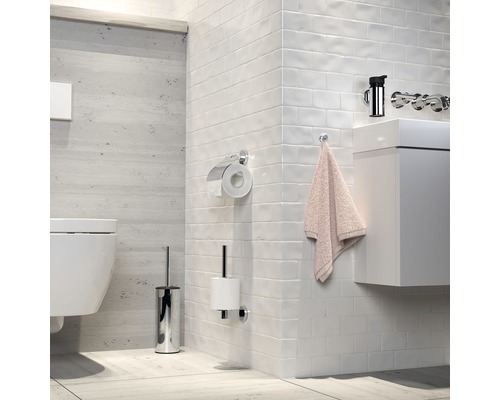 Modernes Badezimmer mit Toilette, Waschtisch, Armaturen, Handtuchhalter und Toilettenpapierhalter